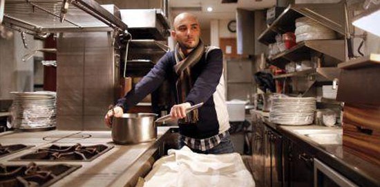 Manuel Domínguez en su flamante cocina del nuevo Lua
