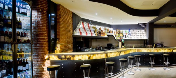 Teatral barra en la cocterería