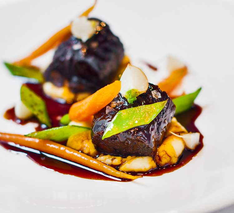Rabo de toro estofado en vino tinto en More Restaurante Madrid