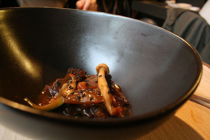 Wok de carne con setas en Kena Madrid