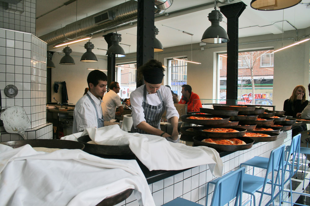 Preparando pizzas en Picsa