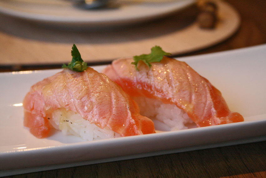 Nigiri de salmón en Kena de Luis Arévalo