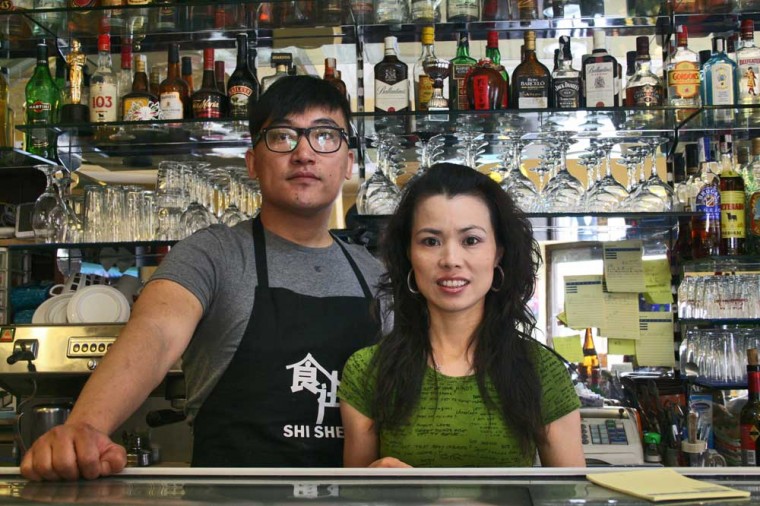 Julio y su hermana, en Soy Kitchen en la barra de Soy Kitchen