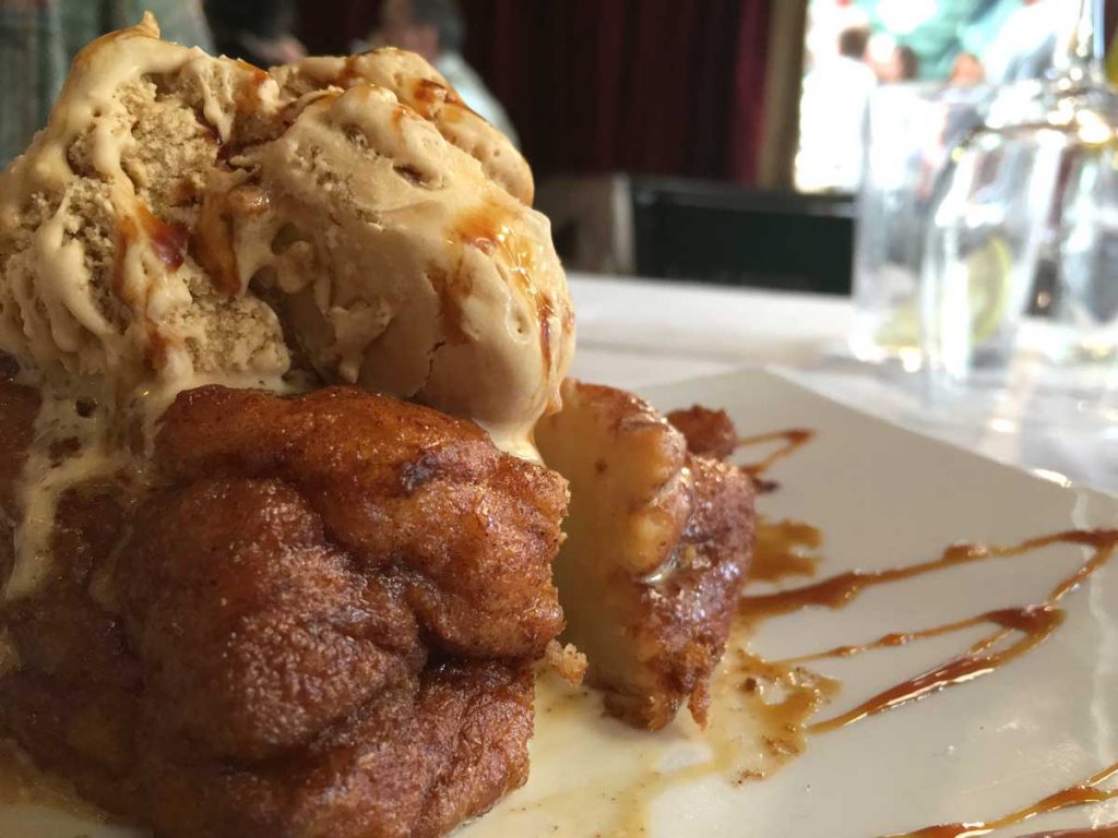 Torrija con helado de turrón