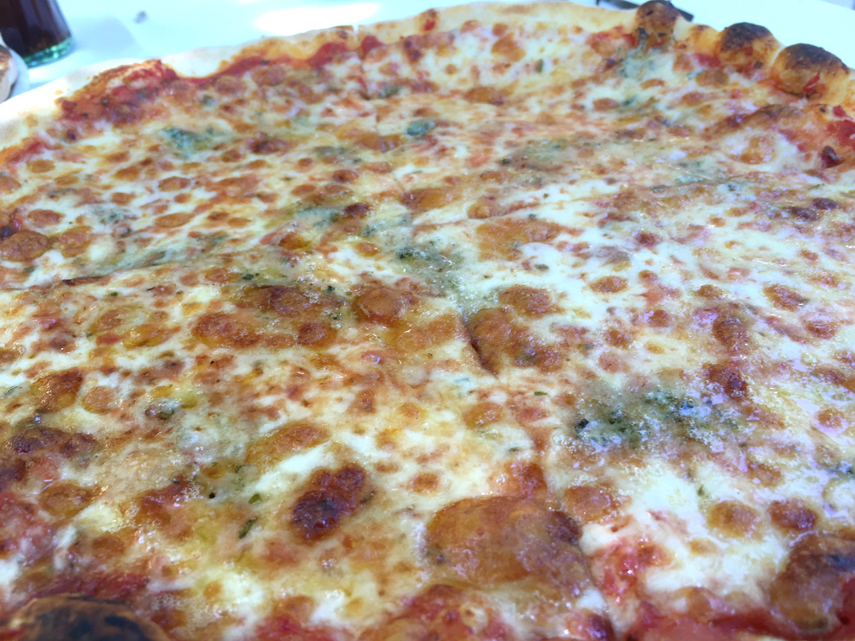Pizza tres quesos