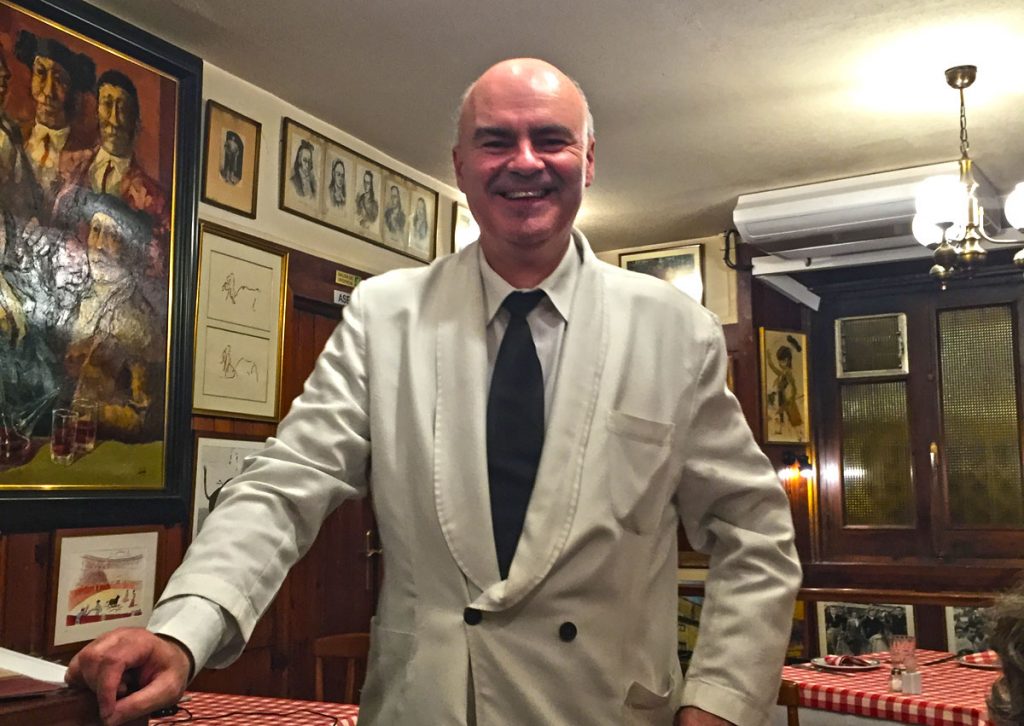 Juan, el amable camarero de Casa Salvador