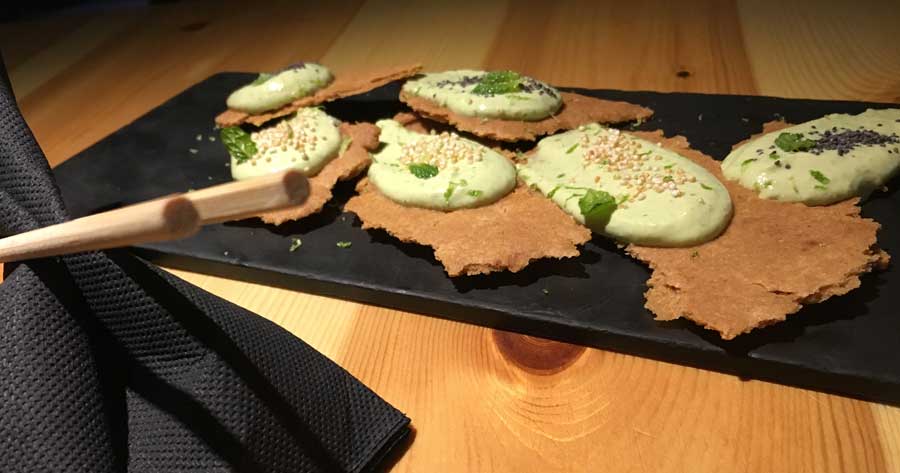 Soja al cubo, hummus de edamame y tofu sobre galleta de harina de soja tostada con maiz