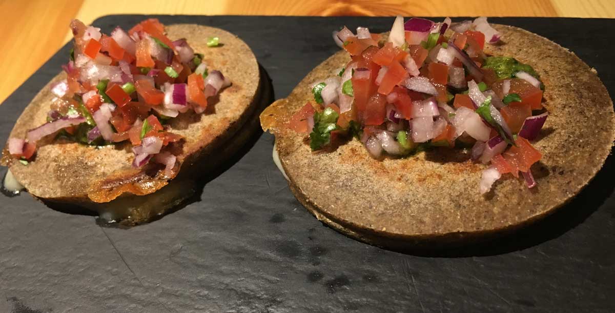 Quekas, quesadillas de chamipiñon en chipotle con pesto de pipas y flor de calabaza