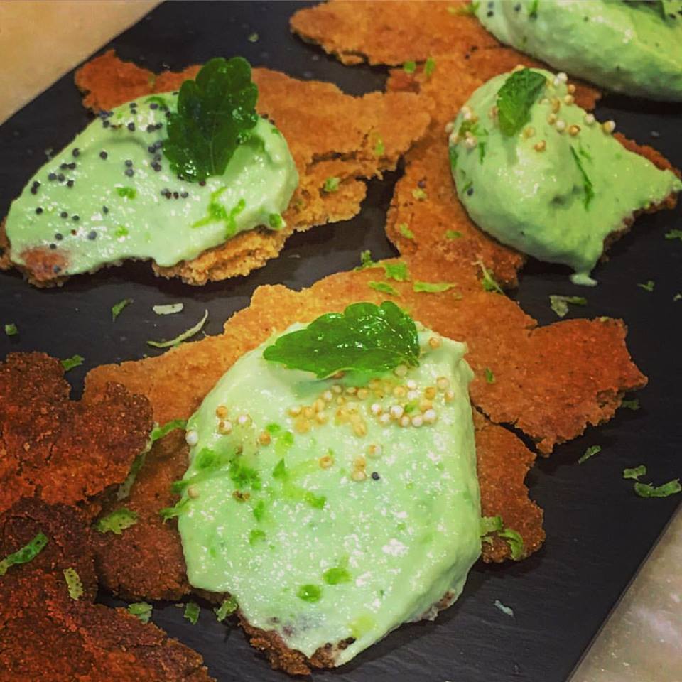 Soja al cubo, hummus de edamame y tofu sobre galleta de harina de soja tostada con maiz